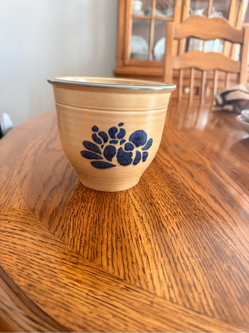 Pfaltzgraff pot with Blue Floral Motif folk art